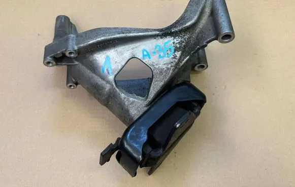 Volkswagen Amarok Engine mounting bracket 03L199308E
