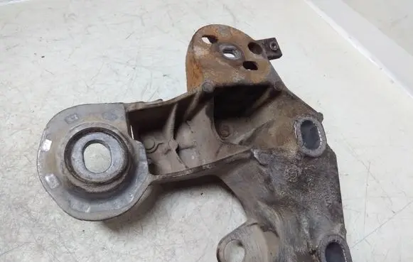 Volkswagen PASSAT B5.5 Engine mounting bracket 8E0199352