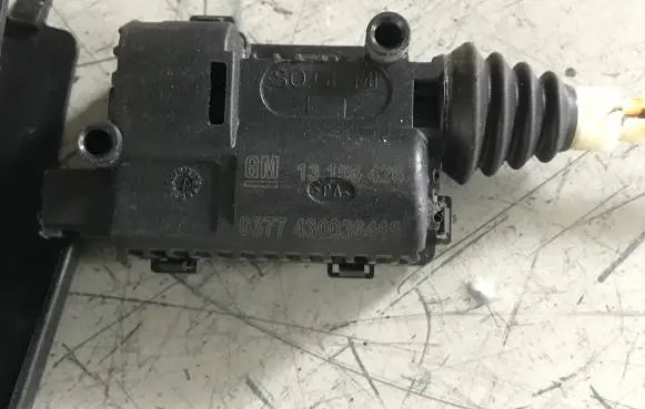 Opel Zafira B Central locking motor 13158426