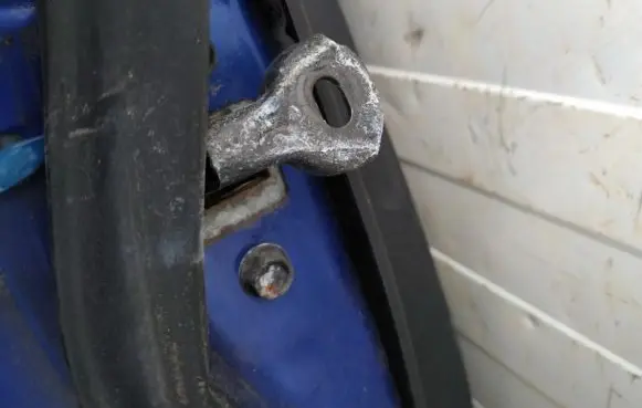 Mazda 3 I Rear door check strap stopper