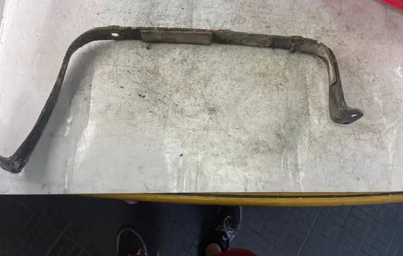 Fuel tank mounting bracket