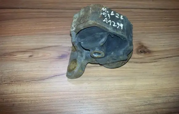 Mazda 626 Engine mount bracket
