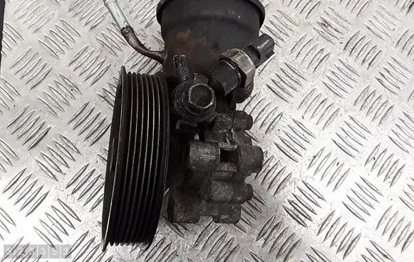 Toyota Corolla Verso E121 Power steering pump 