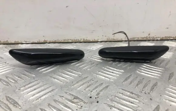 Front fender indicator light