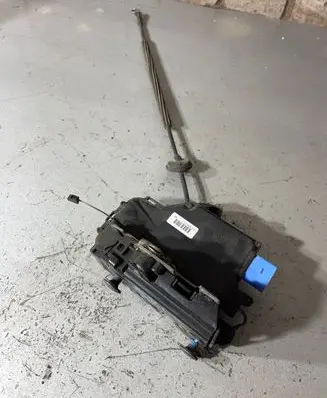 Volkswagen Golf V Rear door lock 7L0839016