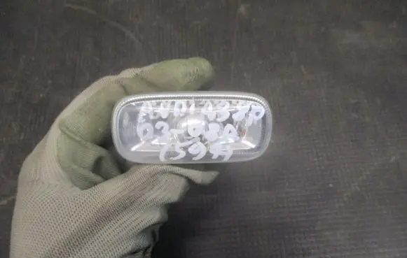 Audi A3 S3 8P Front fender indicator light 