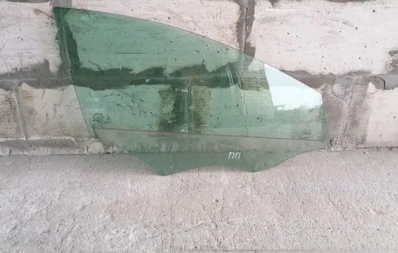 Volvo V40 Front door window glass four-door