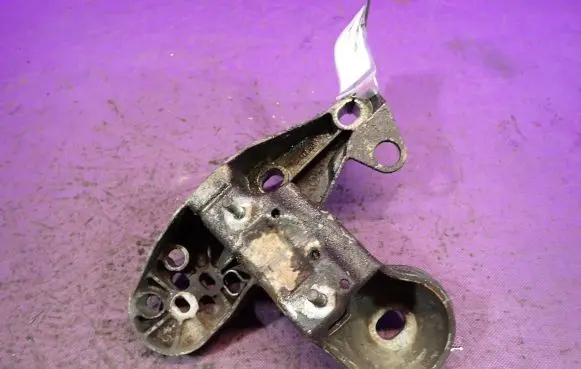 Ford Mondeo Mk III Engine mounting bracket 8E0199351