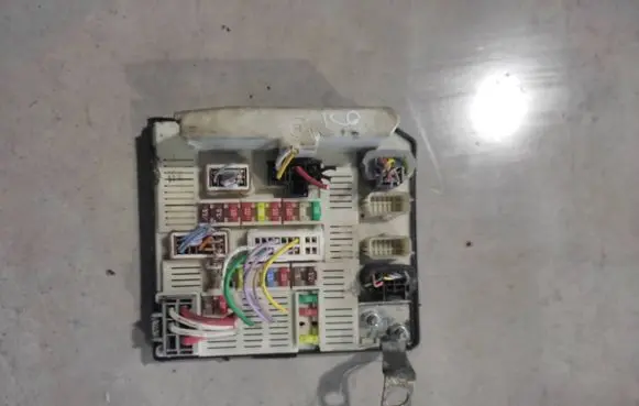 Renault Kangoo II Fuse module 8201044235 519221303 1077022934