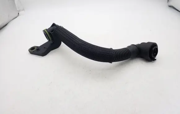 Volkswagen Jetta VI Breather hose/pipe 06L103226