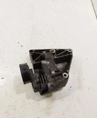 Engine mounting bracket