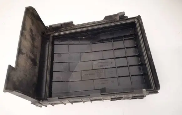 Volkswagen PASSAT B6 Fuse box cover 1K0937132F