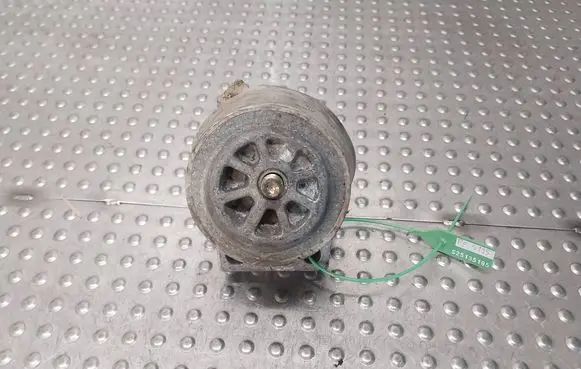 Engine mount vacuum valve