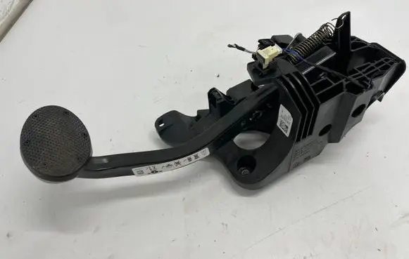 Mini Cooper Countryman F60 Brake pedal 6860677