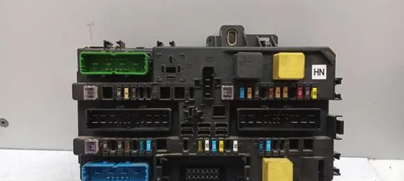 Opel Zafira B Fuse module 13220829 5DK00866943 SW0912