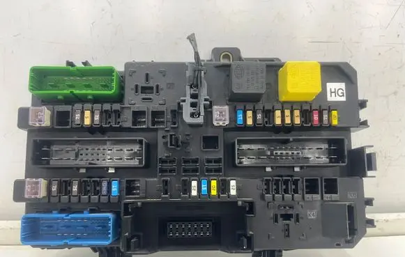 Opel Zafira B Fuse box set 13206759