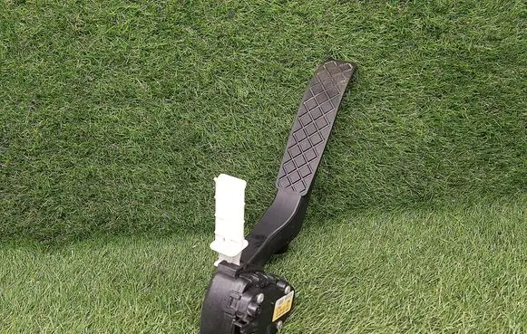 Accelerator throttle pedal