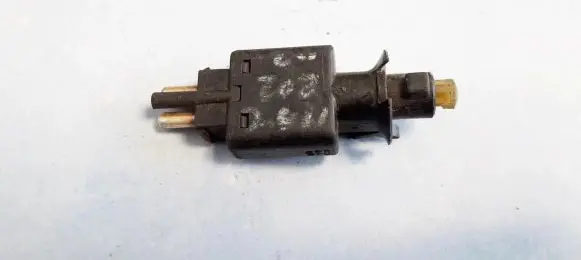 Mercedes-Benz E W124 Brake pedal sensor switch 0005457709