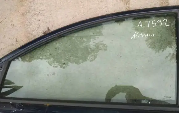 Nissan Note (E11) Front door window glass four-door