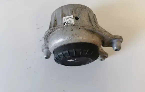 Mercedes-Benz C W205 Engine mount bracket