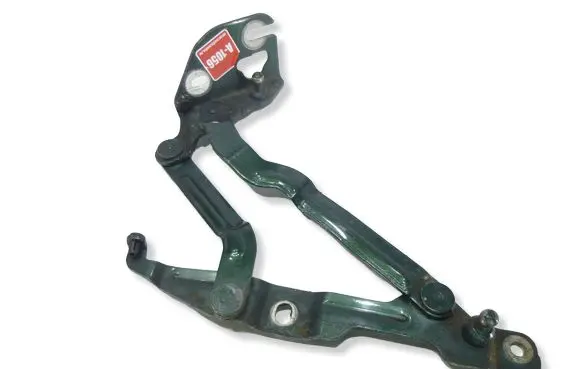 Volkswagen PASSAT B5 Tailgate/trunk/boot hinge 3B5827302