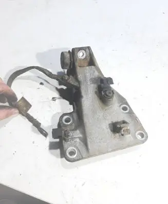 Engine mounting bracket