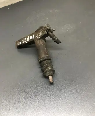 Mitsubishi Pajero Sport I Clutch slave cylinder 