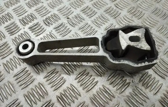 Volvo XC60 Engine mount bracket