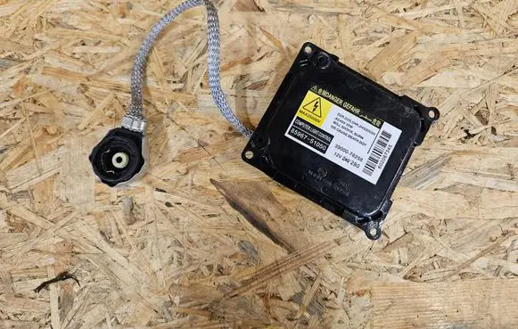 Toyota Avensis T270 Voltage converter/converter module 85967-51050