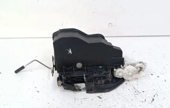 BMW X3 F25 Front door lock 7318419