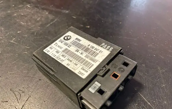 BMW 5 E60 E61 Seat belt warning relay 9130047 000188687 00401838C2