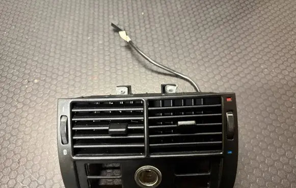 Rear air vent grill