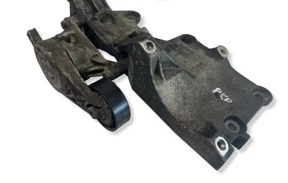 Volkswagen PASSAT B6 Generator/alternator bracket 03G903143A