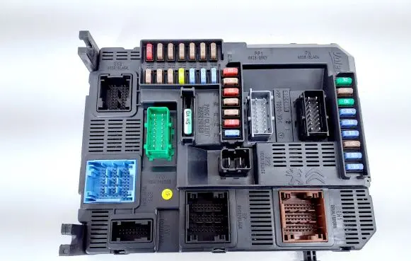 Peugeot 308 Fuse module 9807054180