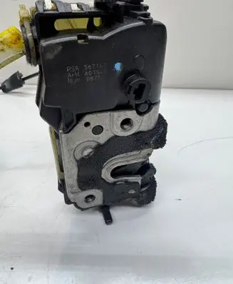 Peugeot 308 Front door lock PSA567147 567147 A01545