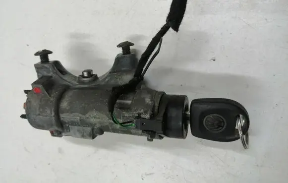 Volkswagen PASSAT B5 Ignition lock 4B0905851A
