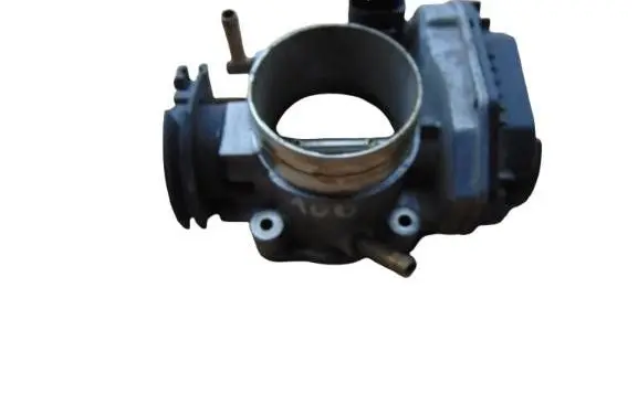Volkswagen Golf IV Throttle valve 06A133064J