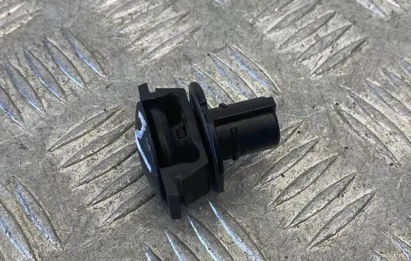 Mercedes-Benz E W212 Radiator mount bracket A1695040114 A0009912595