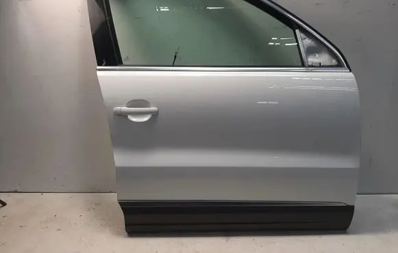 Volkswagen Tiguan Front door