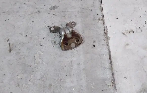 KIA Sorento Front door lower hinge 