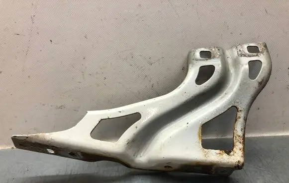 Audi Q3 8U Fender mounting bracket 8U0821135