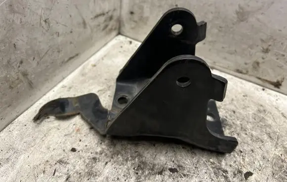 Hyundai Tucson JM Engine mounting bracket