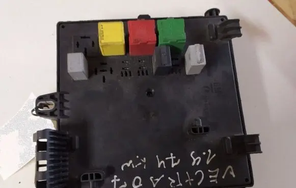 Opel Vectra C Fuse module 13205774 519162002