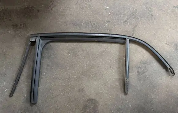 Renault Megane IV Rear door glass trim molding 823317397R