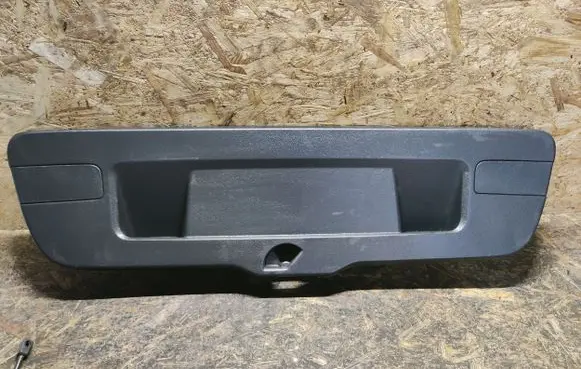 Volkswagen Jetta VI Tailgate trim 5C6867605