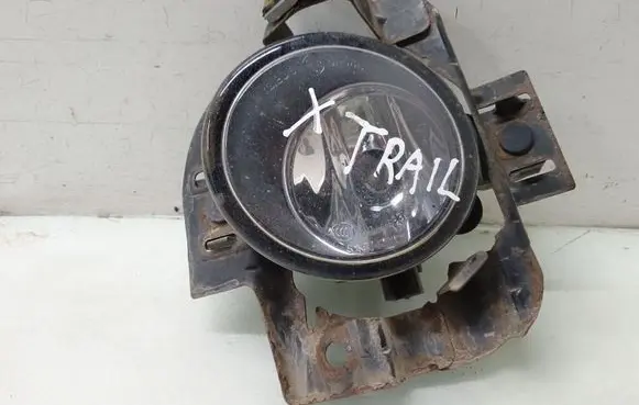 Nissan X-Trail T30 Front fog light E2029065