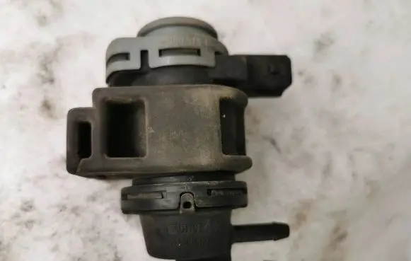 Renault Laguna III Turbo solenoid valve EV521
