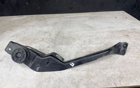 Mercedes-Benz C W204 Headlight/headlamp mounting bracket 204620596