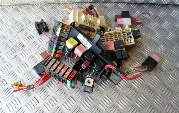 Renault Master III Fuse module 8200574970C 17187001 116087R