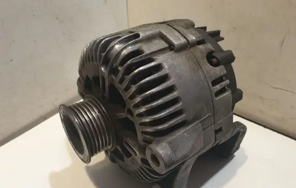 BMW 5 E60 E61 Generator/alternator 7797521